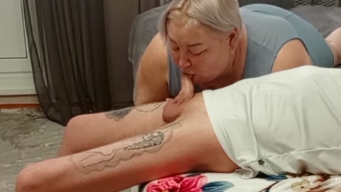 Stepmom gives blowjob to enjoy hot cum