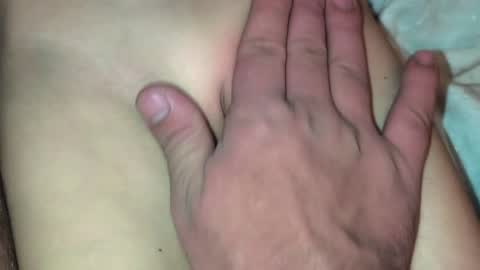 Üvey kız kardeşimin bakire amını mastürbe ediyorum! Güzel amın hatlarını takip ediyorum