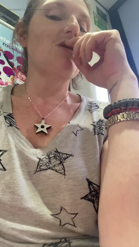 Pussy N Pubes Play in Transport Makes My Fingers Smell Amazing!