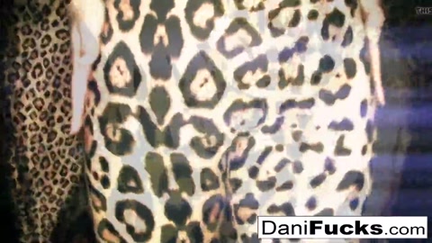 Dani Daniels fickt ihre enge, nasse Muschi mit den Fingern