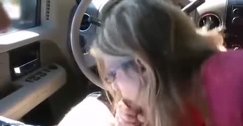 Belle-mère et beau-fils: pipe en voiture