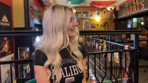 Um cara aleatório me fode num bar de esportes e goza na minha cara