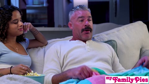 Insaciável Isabella Jules Oferece ao Padrasto Um Passe Livre Para Foder Sua Buceta