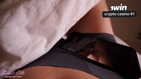 Sem Penetração: Meia-irmã Me Pega Batendo uma na Cama Compartilhada! Esfrega a Buceta no Meu Pau...