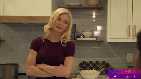 Katie Kush Convence o Meio-Irmão a Foder Ela e a Buceta de Jessie Saint