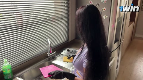 Belle-mère chaude baisée dans la cuisine