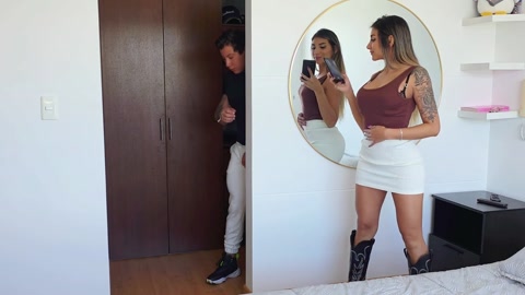 Surpreendi Minha Meia-Irmã com o Pau! Ela Quase Me Pegou Cheirando as Calcinhas Dela